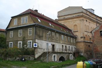 Bývalý mlýn a přádelna na západním okraji Hrnčířského trhu (© Ivan Grisa, 09/2008)