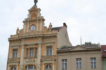 Západní straně náměstí dominuje banka z konce 19. století (© Ivan Grisa, 09/2008)