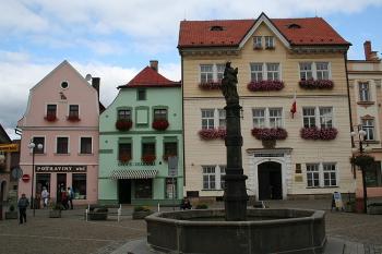 Severní strana náměstí s původně renesanční radnicí (vpravo) a mariánskou kašnou (© Ivan Grisa, 09/2008)