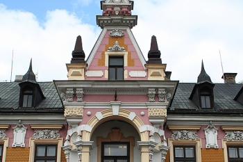 Ředitelství rabštejnských textilek - vstupní risalit (© Ivan Grisa, 09/2008)