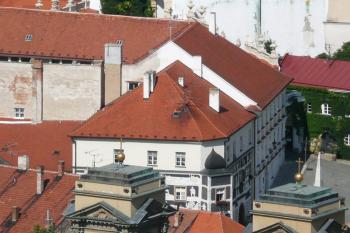 pohled na dům ze Svatého kopečku nad Mikulovem ( © Jan P. Štěpánek 07/2008)