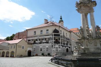 dům U Rytířů na mikulovském náměstí se zámkem v pozadí ( © Jan P. Štěpánek 07/2008)