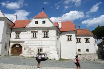 pohled na Kanovnické domy od bývalé loretánské klenotnice ( © Jan P. Štěpánek 07/2008)