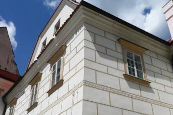 nároží jednoho z kanovnických domů ( © Jan P. Štěpánek 07/2008)
