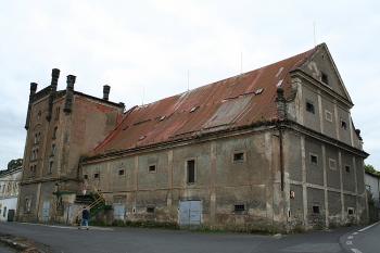 Pohled od severu (vpravo vede silnice I/13) (© Ivan Grisa, 09/2008)