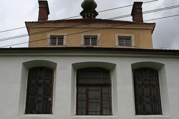 Severní risalit s okny zámecké kaple (v patře) (© Ivan Grisa, 09/2008)