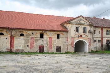 Vstupní část hospodářského dvora (© Ivan Grisa, 09/2008)