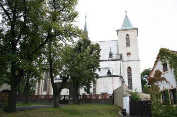 Kostel od jihu (© Ivan Grisa, 09/2008)