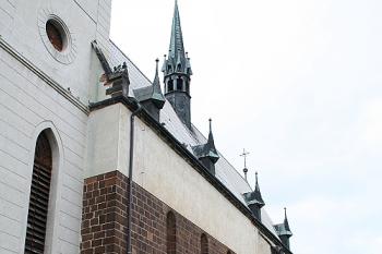 Severní stěna lodi a presbytáře (© Ivan Grisa, 09/2008)
