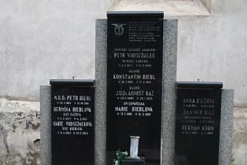 Hrob básníka Konstantina Biebla a jeho rodiny (© Ivan Grisa, 09/2008)