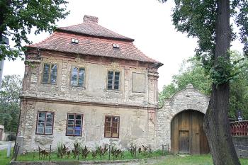 Bývalá fara od západu (© Ivan Grisa, 09/2008)