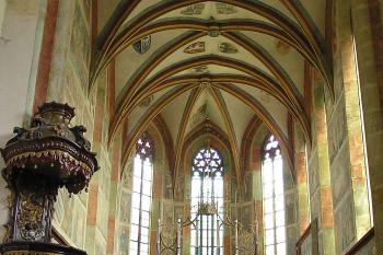 presbytář s malbami (© Karel Husák, 06/2007)