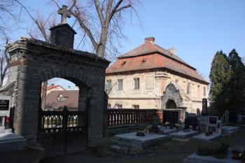 Hřbitovní brána a bývalá fara od jihozápadu ( © Ivan Grisa 03/2010)