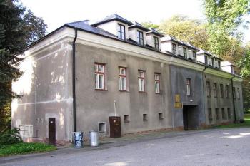 torzo budovy bývalého předzámčí s průjezdem ( © Jan P. Štěpánek 09/2005)