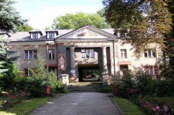 jižní strana zbytku severní budovy předzámčí s průjezdem ( © Jan P. Štěpánek 09/2005)