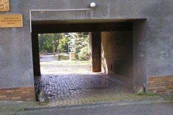 současný průjezd předzámčím ( © Jan P. Štěpánek 09/2005)