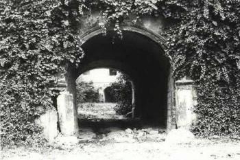 Vstupní brána vedoucí na tehdejší nádvoří zámku (již bez původně dřevěných dvoukřídlých dveří) ( © Archiv muzea Šenov)