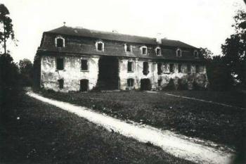Pohled na chátrající zámek, který pomalu spěje k demolici (fotografie z 20. lét 20. století) ( © Archiv muzea Šenov)