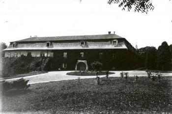 Průčelí zámku v roce 1918 ( © Archiv muzea Šenov)