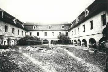 Pohled na pomalu chátrající vnitřní zámecký dvůr s kašnou ( © Archiv muzea Šenov)
