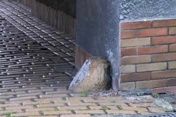 Detail kamene umístěného v průjezdu bývalé budovy panského dvora (dnešní budova ZUŠ) (© Miroslav BITTER 12/2006)