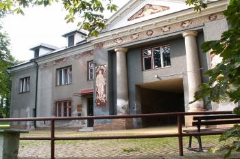 Pohled na zadní průčelí bývalé budovy zámeckého dvora, která prošla řadou úprav ( © Miroslav BITTER 06/2006)