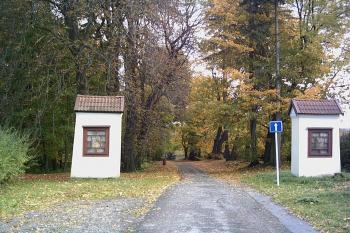 Dnešní vstup do zámeckého parku (pilíře jsou dnes umístěny tzv. hlouběji v zahradě než tomu bylo původně) ( © Miroslav BITTER 10/2005)