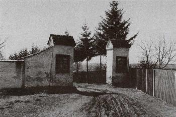Příjezd ke kostelu - pohled od severu v roce 1938 ( © Ladislav Kiška, Starší historie a pamětihodnosti obce Šenova ve Slezsku (Obecní úřad Šenov 1991))