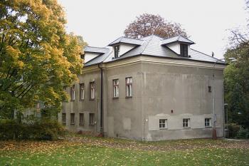Pohled na bývalou budovu zámeckého dvora, která prošla řadou úprav. (© Miroslav BITTER 10/2006)