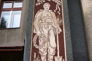 Detail štukové výzdoby místního rodáka malíře Viléma Wünsche, která je na zadní fasádě budovy dnešní ZUŠ (© Miroslav BITTER 12/2006)