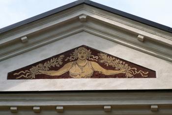 Detail štukové výzdoby místního rodáka malíře Viléma Wünsche, která je na zadní fasádě budovy dnešní ZUŠ (© Miroslav BITTER 12/2006)