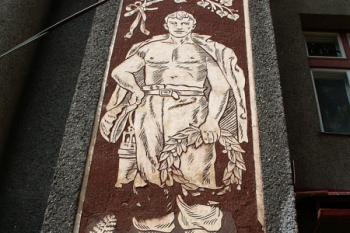 Detail štukové výzdoby místního rodáka malíře Viléma Wünsche, která je na zadní fasádě budovy dnešní ZUŠ (© Miroslav BITTER 12/2006)