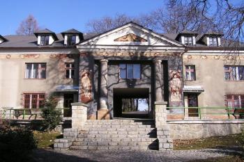 nádvorní průčelí vstupní budovy bývalého zámeckého dvora, která bohužel prošla mnoha stavebními úpravami ( © Jan P. Štěpánek 02/2008)