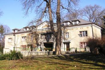 pohled z prostoru bývalého zámeckého dvora na jediný jeho pozůstatek - upravenou správní průjezdní budovu dvora ( © Jan P. Štěpánek 02/2008)