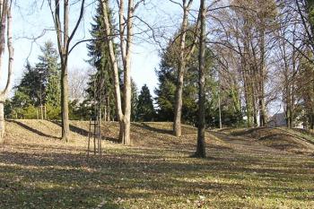 pohled od jihu na výraznou terénní hranu - pozůstatek po místě zaniklého zámku ( © Jan P. Štěpánek 02/2008)