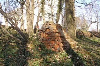 pozůstatek cihlové ohradní zdi zámeckého areálu na západě ( © Jan P. Štěpánek 02/2008)
