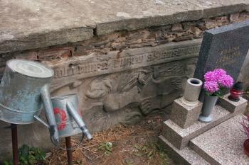 náhrobek z 16. století rodu Horňáteckých z Dobročovic ( © Milan Caha 09/2008)