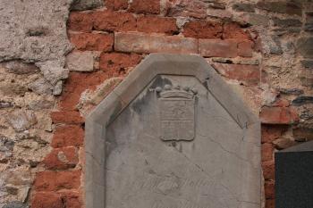 náhrobek Karoliny Bolfras z Ahnenburgu z roku 1841 ( © Milan Caha 09/2008)