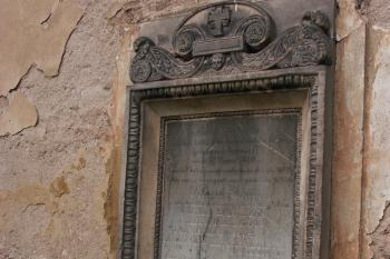 náhrobek rodiny Břečků z roku 1810. ( © Milan Caha 09/2008)
