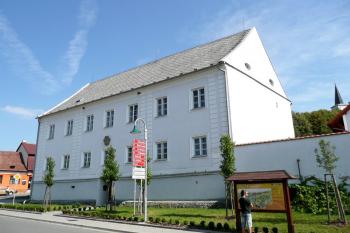 hlavní průčelí pozlovické fary ( © Jan P. Štěpánek 09/2008)