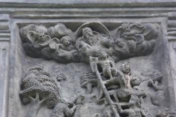 Relief Jákobova žebříku v edikule západní brány na bývalý hřbitov ( © Ivan Grisa 09/2011)