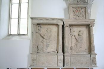 Figurální náhrobky u severní stěny lodi (© Ivan Grisa, 09/2008)