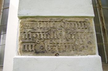 kamenná deska na opěráku (© Karel Husák, 09/2005)