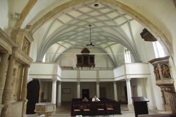 pohled z presbytáře do lodi (© Karel Husák, 09/2009)