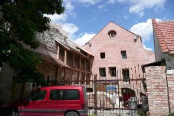 pohled na historický dům ve Vrchlického ulici, možná pozůstatek zaniklého kapucínského kláštera ( © Jan P. Štěpánek 07/2008)
