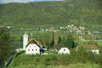 Kostel a sousední statek od jihu ( © Ivan Grisa 09/2002)