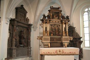 Hlavní oltář a náhrobky v presbytáři (© Ivan Grisa, 09/2008)