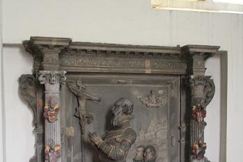 Figurální náhrobník u jižní stěny lodi (© Ivan Grisa, 09/2008)