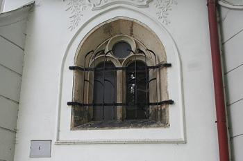 Okno a portál ve východní stěně závěru (© Ivan Grisa, 09/2008)