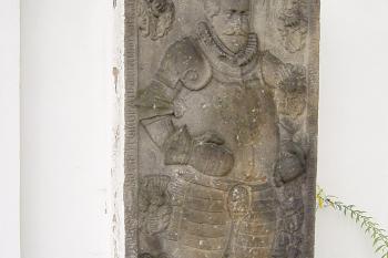 renesanční náhrobek na vnější zdi kostela (© Karel Husák, 09/2005)